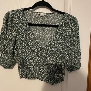American Eagle green and white floral top